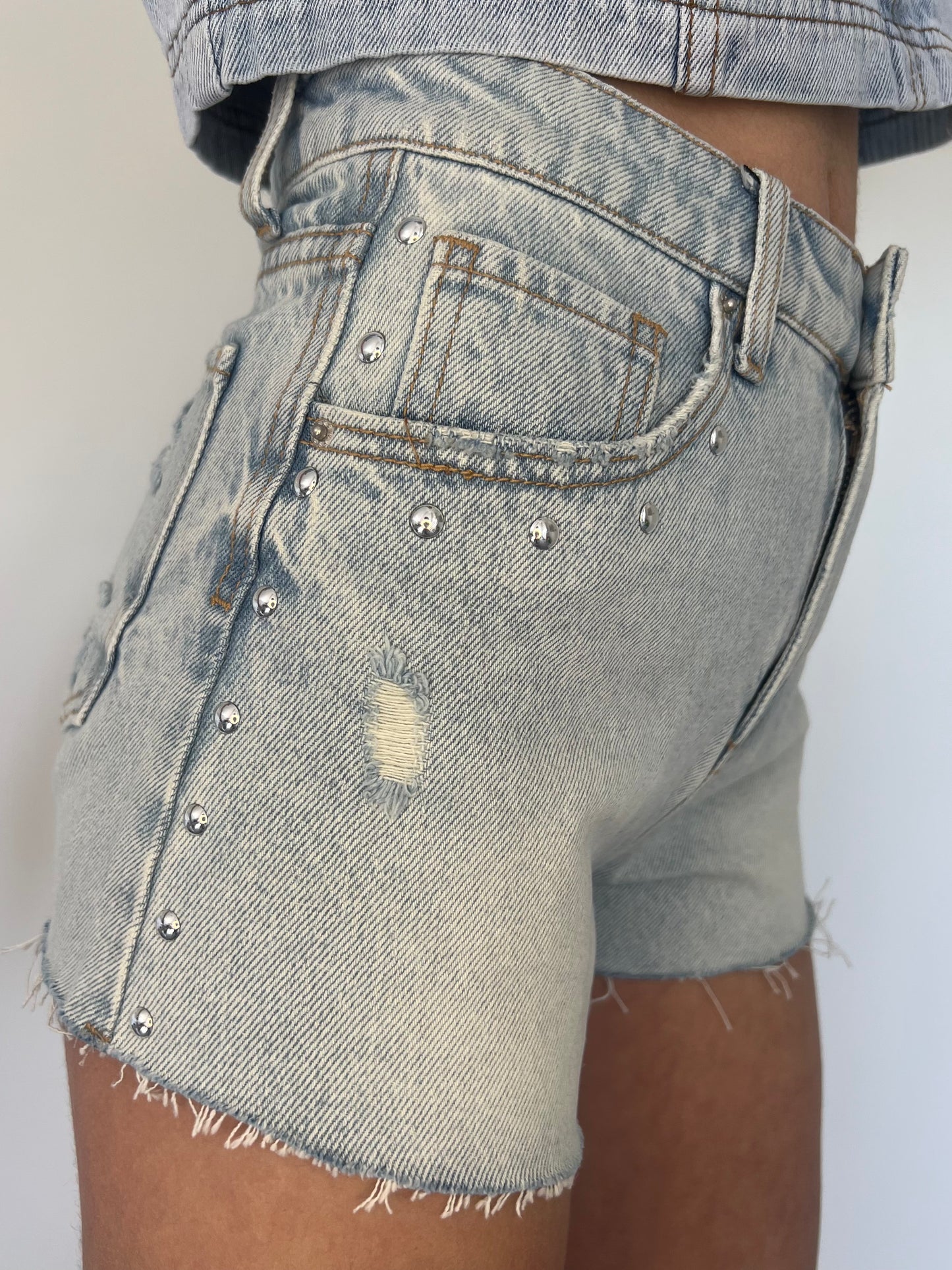 DENIM STUDS SHORT